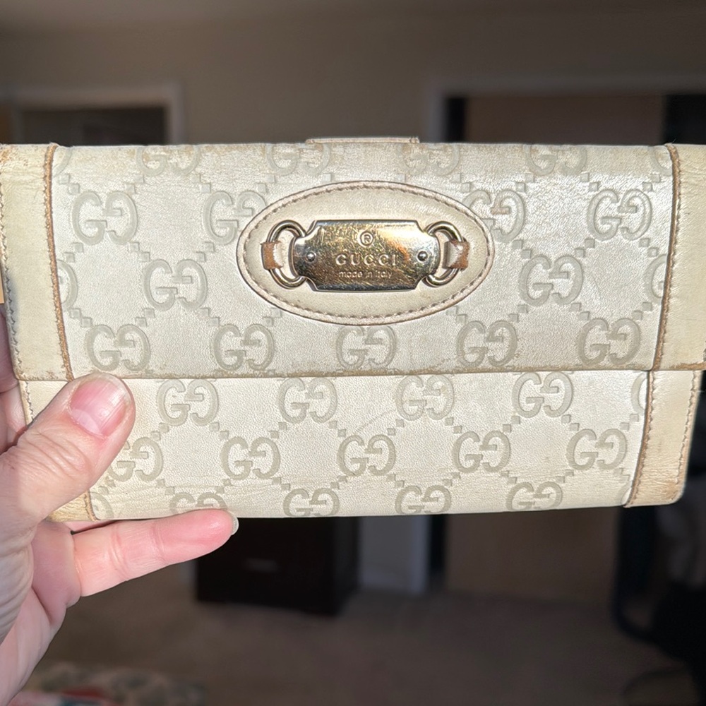 AUTHENTIC🔥🔥🔥Vintage Gucci Cream Wallet with Monogram Pattern and Metallic Logo